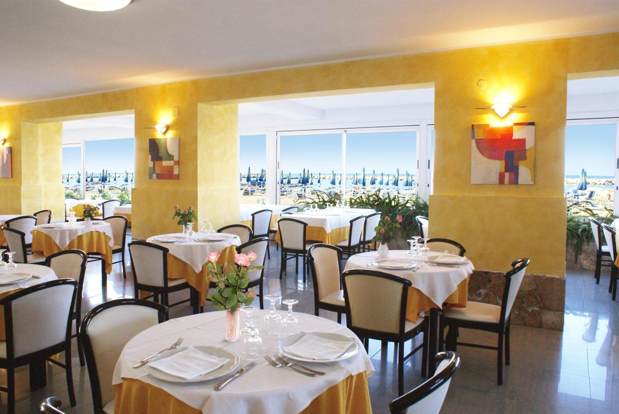 Hotel Strand Marina Di Montenero Exteriör bild