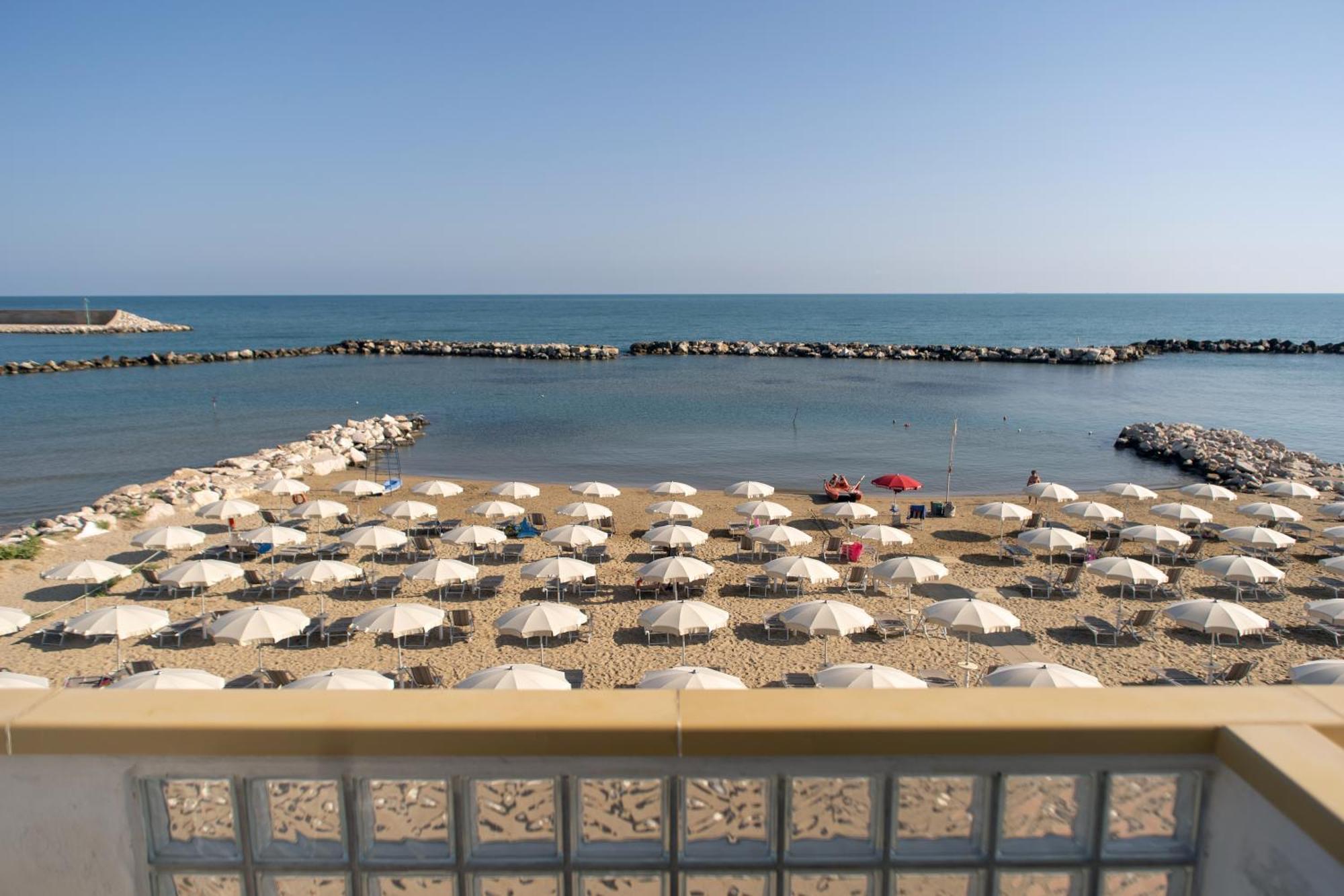 Hotel Strand Marina Di Montenero Exteriör bild