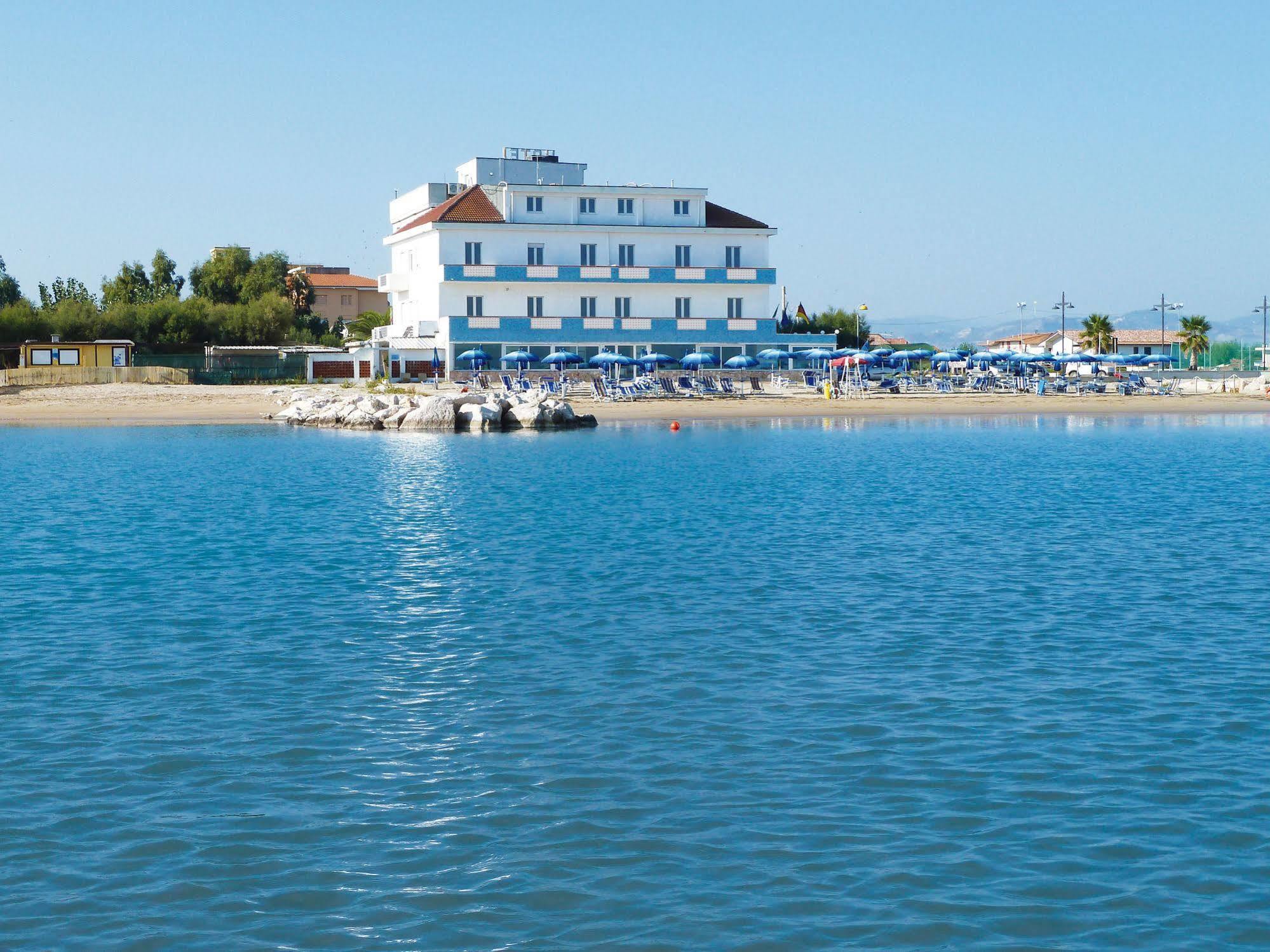 Hotel Strand Marina Di Montenero Exteriör bild