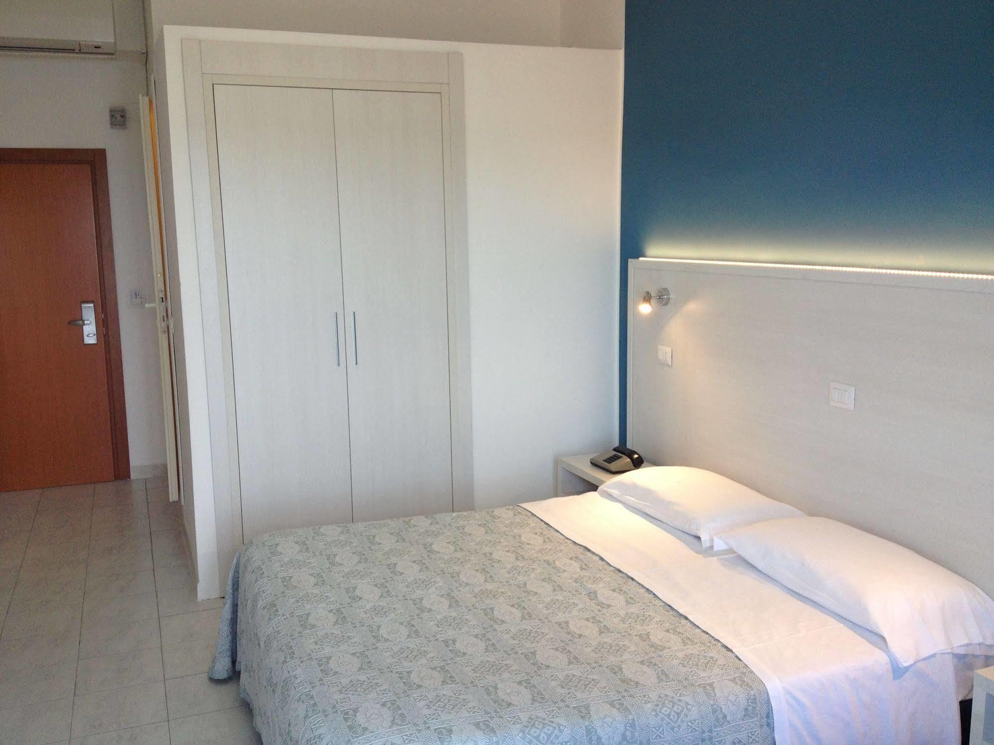 Hotel Strand Marina Di Montenero Exteriör bild