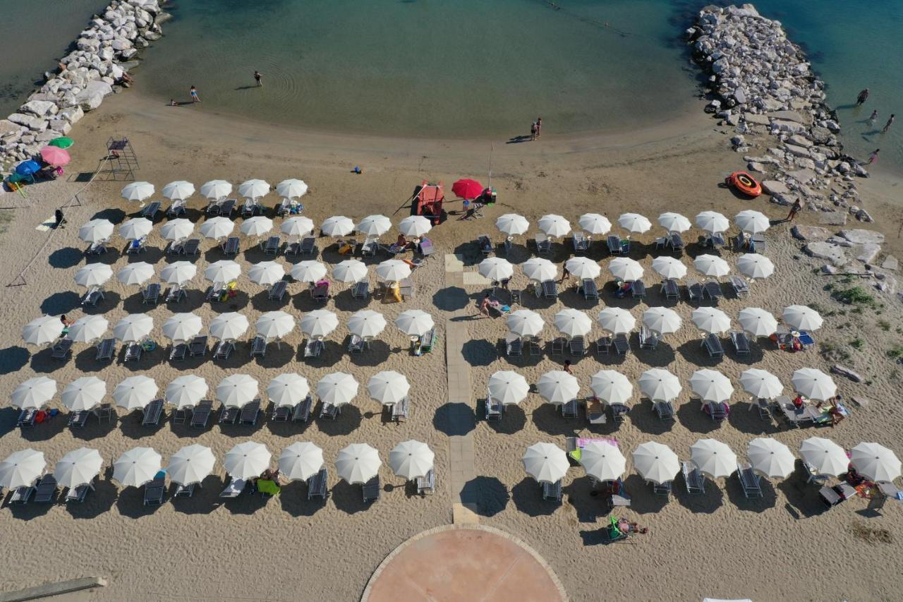 Hotel Strand Marina Di Montenero Exteriör bild