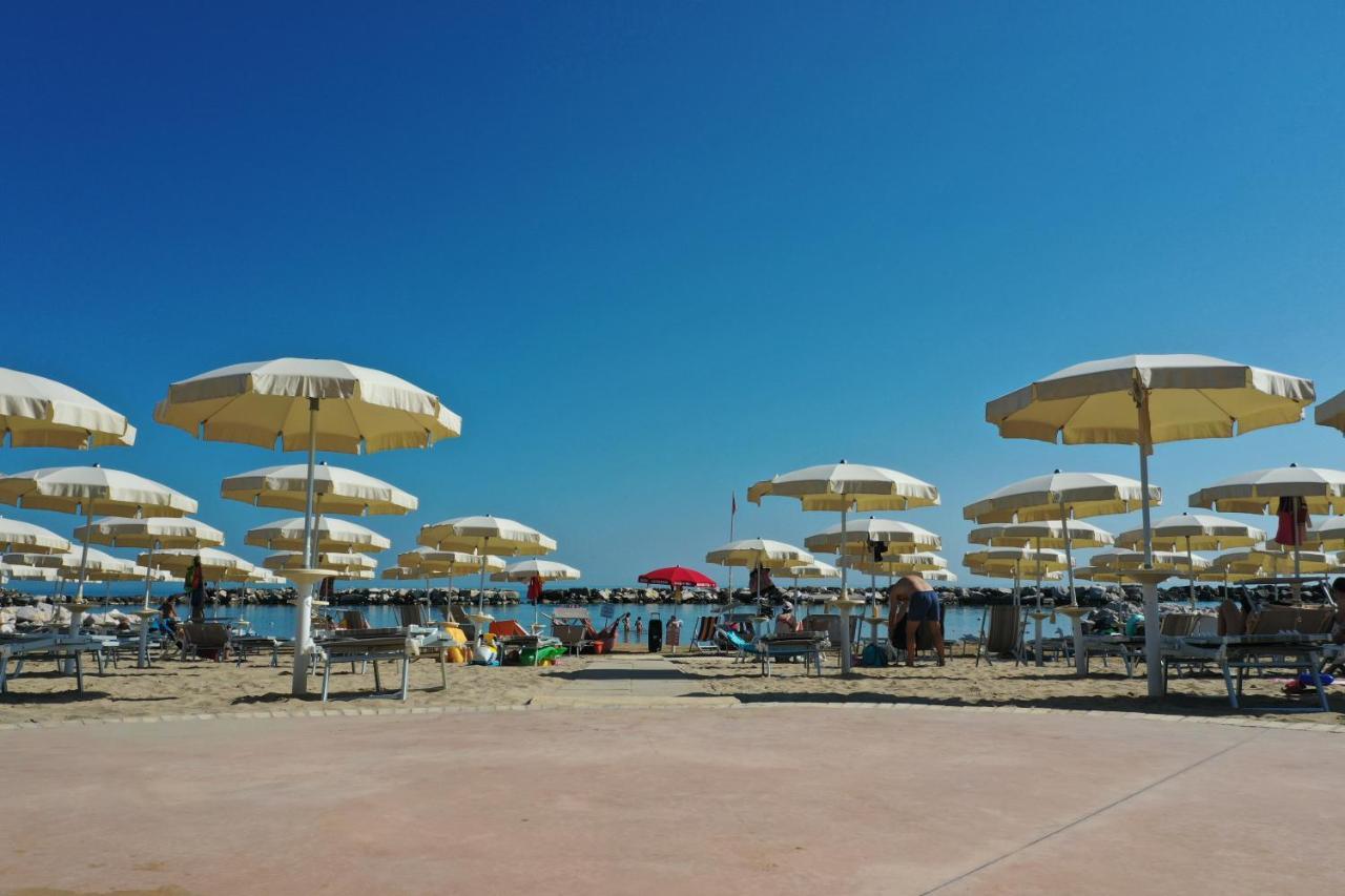 Hotel Strand Marina Di Montenero Exteriör bild